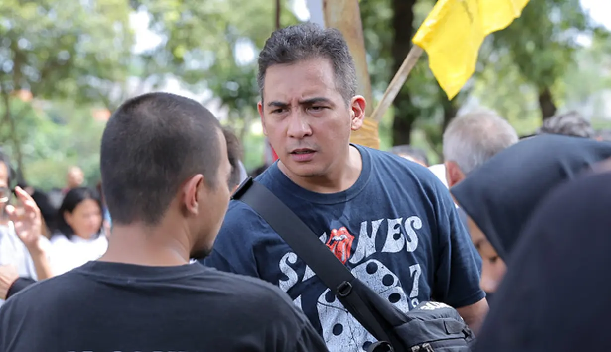 Terbukti, lanjut Frans, banyak yang ikut mengantar ibunda Amara Lingua ke peristirahatan terakhirnya. Bahkan sejak masih remaja, Frans mengaku sangat dekat dengan mertuanya itu. (Deki Prayoga/Bintang.com)