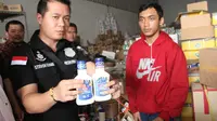 Polisi menunjukan barang bukti kasus pengubahan tanggal makanan kedaluwarsa (Dok. Polres Jakarta Barat)