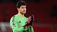 Kiper Manchester United asal Belgia bernomor punggung 31, Senne Lammens, memberikan tepuk tangan kepada penonton di akhir pertandingan Liga Inggris antara Manchester United dan Bournemouth di Old Trafford, Manchester, barat laut Inggris, pada 15 Desember 2025. (PETER POWELL/AFP)