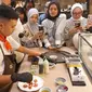 Chef Wiem dari BAKU tengah memamerkan kebolehan food plating (doc: Liputan6.com/Sulung Lahitani)