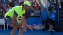 Petenis Kroasia, Ivo Karlovic berselebrasi setelah mengalahkan petenis Jepang, Yuichi Sugita di babak kedua turnamen Australia Terbuka 2018, Rabu (17/1). Karlovic muncul sebagai petenis tertua yang sukses melaju ke babak Australia Terbuka (AP/Ng Han Guan)