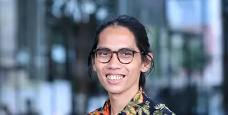 Sutradara muda Angga Dwimas Sasongko mengajak penonton cerdas dalam melihat sebuah film. Dalam diskusi itu, beberapa masukan diberikan saat akan menonton film.(Adrian Putra/Bintang.com)