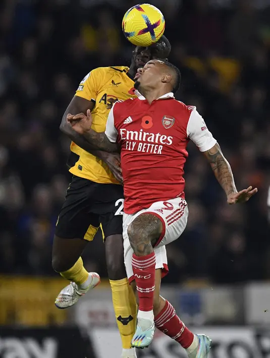 Pemain Wolverhampton Wanderers Tote Gomes (kiri) berebut bola dengan pemain Arsenal Gabriel Jesus (kanan) pada pertandingan sepak bola Liga Inggris di Stadion Molineux, Wolverhampton, Inggris, 12 November 2022. Arsenal menang 2-0. (Oli SCARFF/AFP)