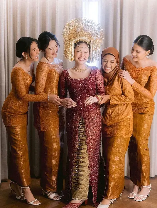 Para bridesmaid hadir dengan kebaya orange serta gaya rambut sanggulnya. Termasuk aktis film, Shenina Cinnamon yang tampil elegan. [@venemapicture]