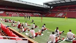 Para pemain Liverpool melakukan pemanasan saat sesi pelatihan di stadion Anfield, Inggris (21/5). Liverpool akan bertanding melawan wakil Spanyol, Real Madrid pada babak Final Liga Champions. (AFP Photo/Paul Ellis)