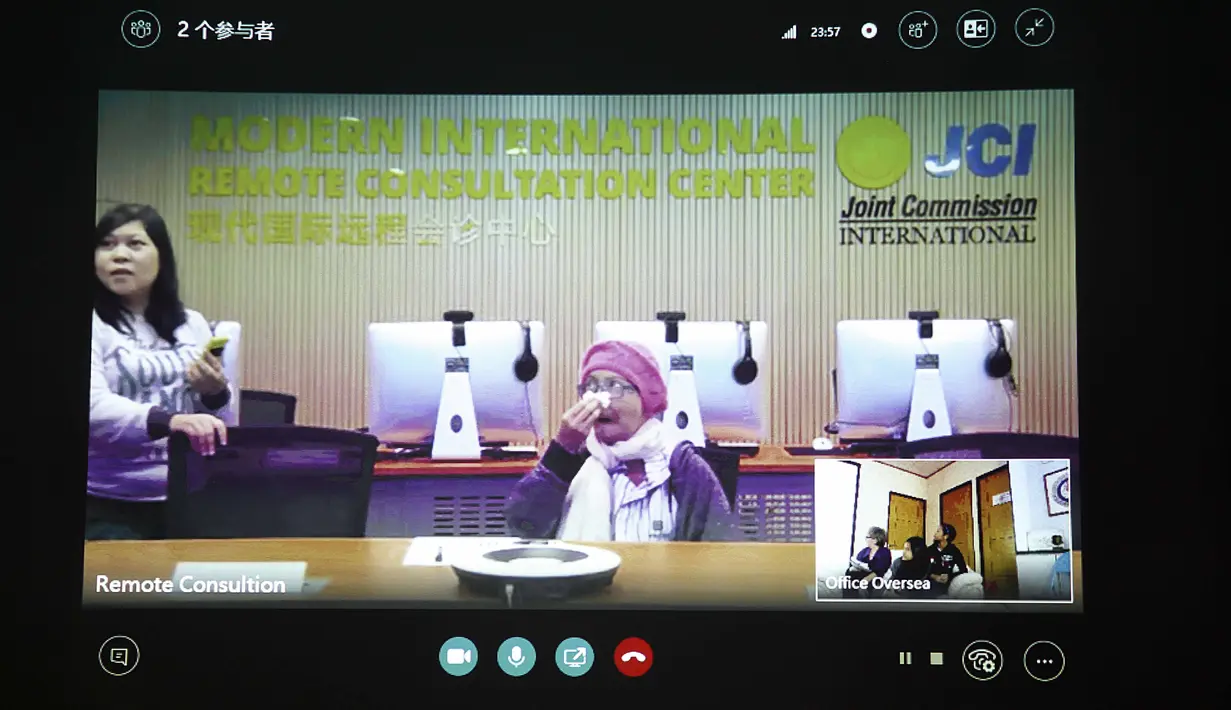 Meskipun terlihat tegar, Aurelia dan Alika tetap merasa sedih. Suasana haru pun terasa saat melakukan video call dengan ibunya, terlebih saat putri bungsu Yana berpesan pada sang ibu untuk tidak nakal. (Nurwahyunan/Bintang.com)