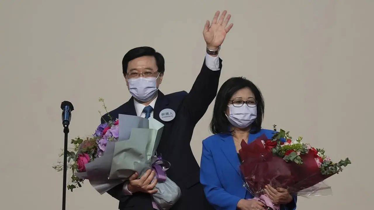 John Lee terpilih sebagai pemimpin Hong Kong berikutnya pada Minggu 8 Mei 2022 oleh komite pemilihan yang terdiri dari hampir 1.500 anggota yang sebagian besar pro-Beijing. (Foto AP/Kin Cheung)