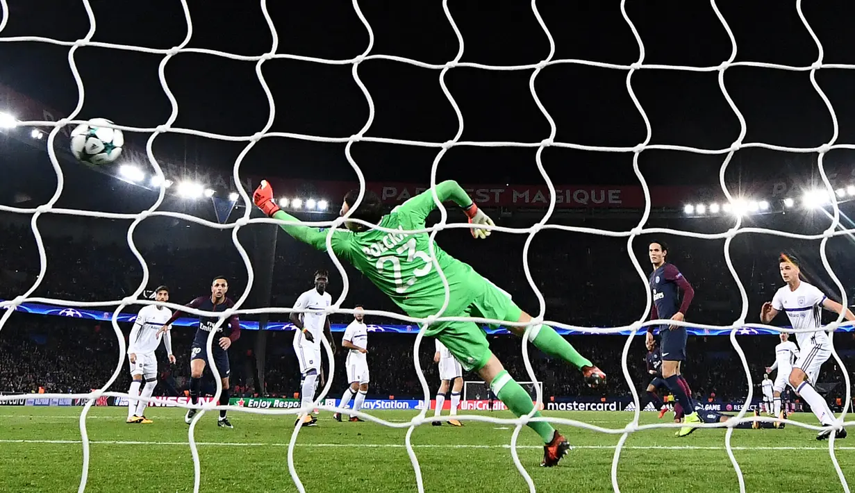 Kiper Anderlecht, Franck Boeckx, berusaha menangkap tendangan pemain PSG pada laga Liga Champions di Stadion Parc des Princes, Paris, Selasa (31/10/2017). PSG menang 5-0 atas Anderlecht. (AFP/Franck Fife)