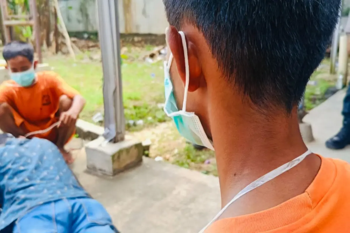 Kedua tersangka saat menjalani rekonstruksi pembunuhan. Foto : (Istimewa).