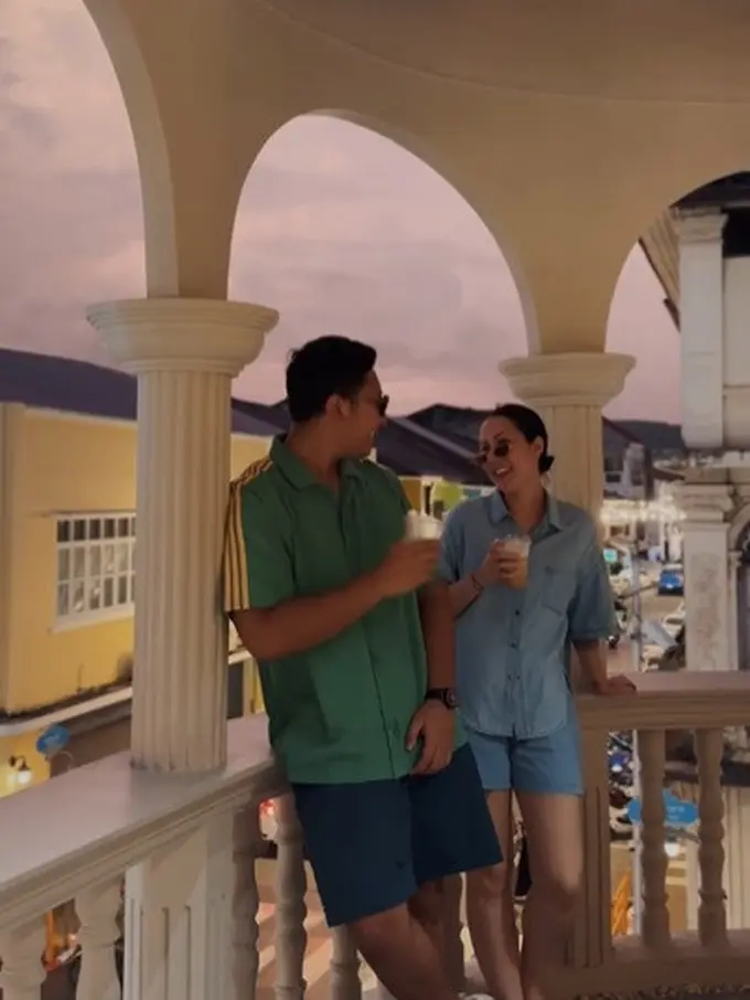 Makin Mesra, Ini Potret Darma Mangkuluhur Anak Tommy Soeharto Liburan Bareng Kekasih ke Phuket Old Town
