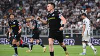 Bek Lazio, Patric (tengah) berselebrasi usai mencetak gol ke gawang Juventus pada pertandingan lanjutan Liga Serie A Italia di “Stadion Allianz” di Turin, Selasa (17/5/2022). Dengan hasil imbang ini, Juventus berada di posisi ke empat klasemen dengan 70 poin dan Lazio berada peringkat lima dengan 63 poin. (AFP/MARCO BERTORELLO)