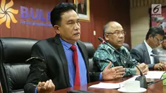 Pengacara Perum Bulog Yusril Ihza Mahendra bersama dengan Direktur SDM dan Umum Wahyu Suparyono saat menjelaskan persoalan sengketa lahan di kantor Bulog, Jakarta, Senin (25/9). (Liputan6.com/Angga Yuniar)