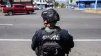 Seorang petugas polisi melakukan pemeriksaan keamanan di Jalan Raya Morelia-Patzcuaro untuk mencegah pembakaran kendaraan dan blokade jalan di negara bagian Michoacan, Meksiko, pada 23 Februari 2026. (Enrique Castro/AFP)