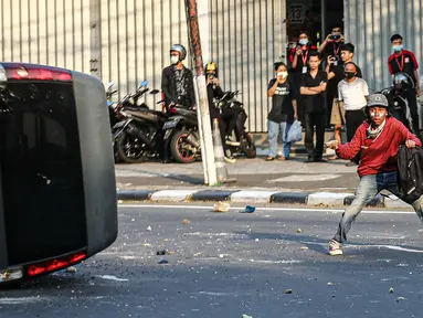Massa terlibat bentrok dengan aparat kepolisian di kawasan Pejompongan, Jakarta, Rabu (7/10/2020). Belum bisa dipastikan apakah aksi tersebut berkaitan dengan isu aksi penolakan pengesahan UU Omnibus Law Cipta Kerja. (Liputan6.com/Faizal Fanani)