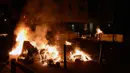 Sebuah tempat sampah terbakar dan berserakan di wilayah Mirail, Toulouse, Prancis (17/4). Sejumlah pemuda di kawasan Mirail mengamuk, mereka membakan mobil dan menyerang polisi. (AFP/Remy Gabalda)