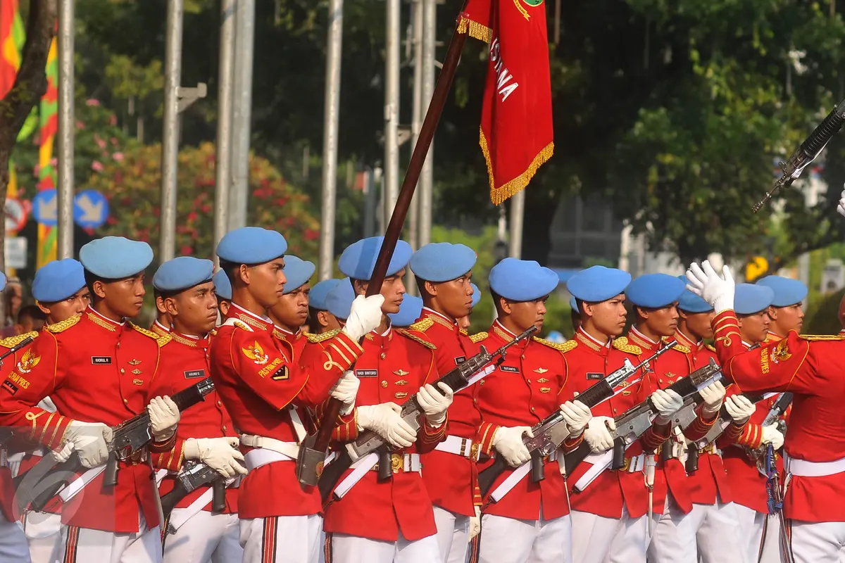 20160717-Ketika Prosesi Pergantian Pasukan Penjaga Istana Jadi Tontonan Gratis-Jakarta