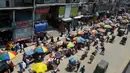 Warga memadati jalan yang dipenuhi lapak pedagang di area pasar tradisional selama karantina wilayah masih diberlakukan pemerintah setempat di Dhaka, Bangladesh (12/5/2020). (AFP/Munir Uz Zaman)