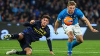 Rasmus Hojlund dan Alessandro Circati berebut bola dalam laga Serie A antara Napoli vs Parma di Naples, 15 Januari 2026. (Alessandro Garofalo/LaPresse via AP)
