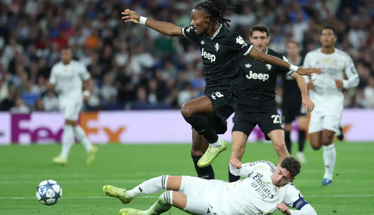 Unggul 1-0 membuat Real Madrid tampil lebih percaya diri, distribusi bola lebih cepat dan kombinasi antar-lini yang rapi. (Thomas COEX/AFP)