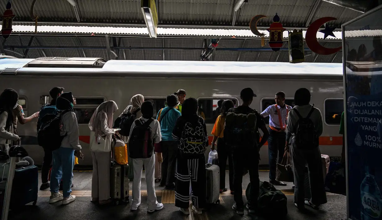 Ada 27.569 penumpang yang naik untuk tujuan beberapa kota di Jawa Tengah, Jawa Barat serta Jakarta. (JUNI KRISWANTO/AFP)