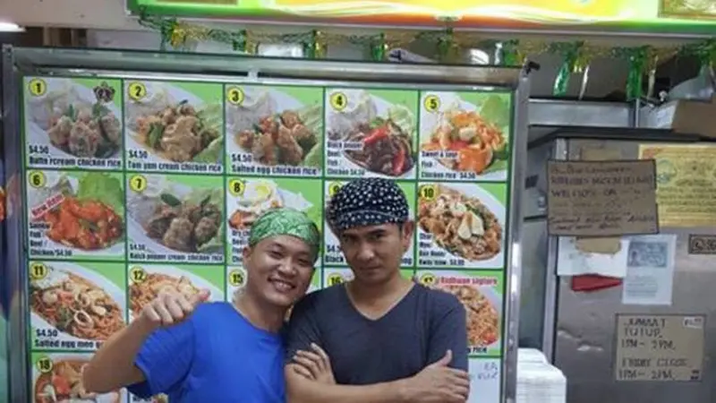 Muhammad Ridhuan Kho yang terlahir sebagai  Alex Kho Kiat Eng di depan kios makanan miliknya, Ridhuan's Muslim Delights. (Facebook)