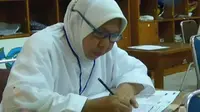 Nenek 61 Tahun Jadi Peserta UN 2015 Tertua