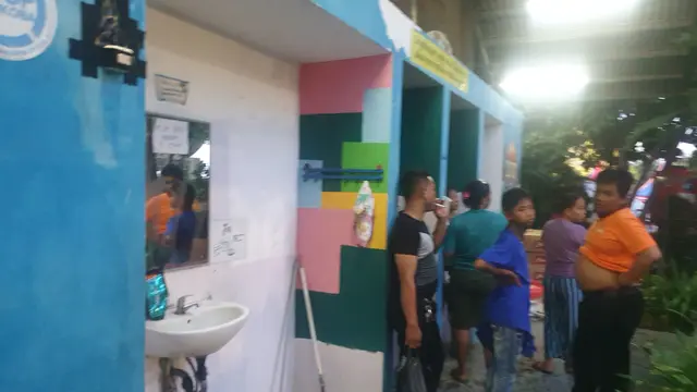 Warga terdampak kebakaran Depo Pertamina Plumpang mengantre toilet di lokasi pengungsian
