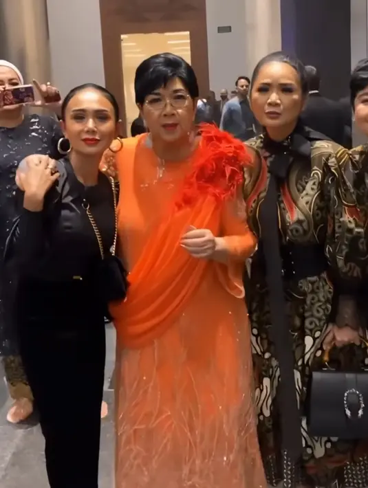 Yuni Shara juga mengunggah video singkat bersama Titiek Puspa yang kala itu mengenakan baju orange. Sedangkan Yuni Shara mengenakan baju serba hitam. Terlihat pula Vina Panduwinata mengenakan dress kerah pita hitam. [@yunishara36]