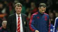 Ekspresi Louis Van Gaal (kiri) seusai pertandingan melawan Chelsea di Old Trafford, Selasa (29/12/2015) dini hari WIB. Van Gaal kini ditawari pekerjaan sebagai Direktur Teknik Timnas Belanda (Reuters/Carl Recine)