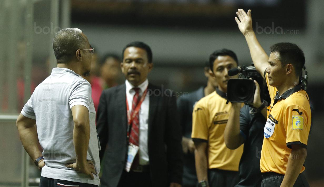 Manajer Madura United, Haruna Soemitro, diusir wasit saat pertandingan melawan PS TNI pada laga Liga 1 Indonesia di Stadion Pakansari, Bogor, Senin (18/9/2017). Madura United menang 3-2 atas PS TNI. (Bola.com/M Iqbal Ichsan)