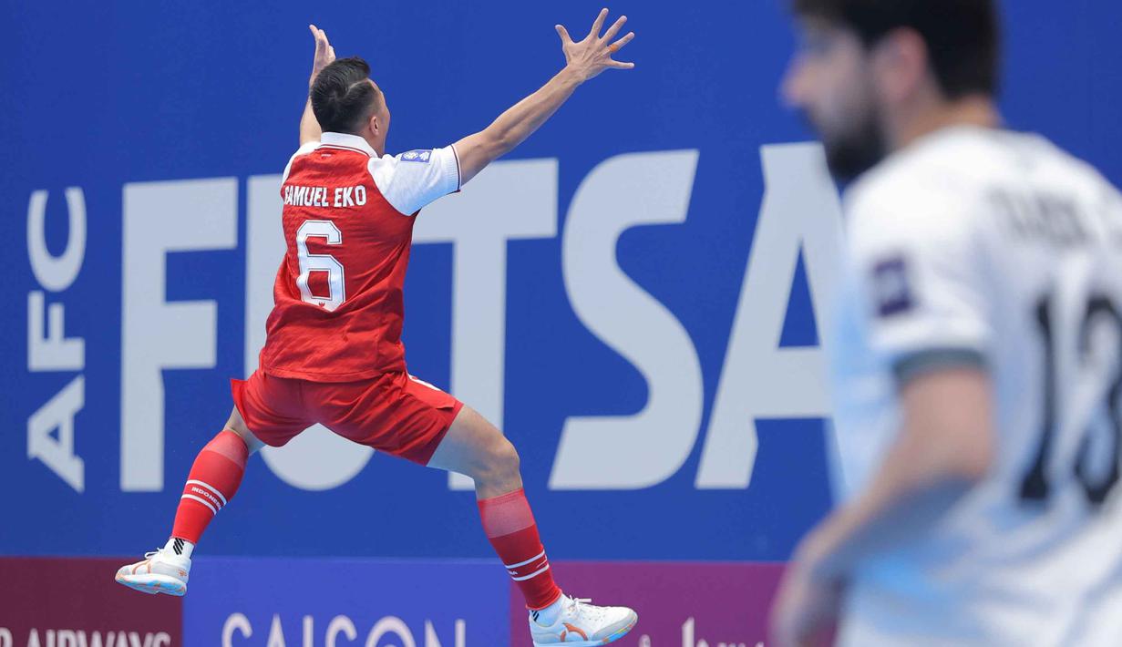 Skuad Garuda akhirnya mampu memecah kebuntuan lewat Samuel Eko di menit kelima. Tampak dalam foto, pemain Timnas Futsal Indonesia, Samuel Eko (kiri) merayakan golnya saat bertanding melawan Irak pada laga penyisihan Grup A Piala Asia Futsal 2026 di Indonesia Arena, Kompleks Gelora Bung Karno, Senayan, Jakarta, Sabtu (31/1/2026). (Bola.com/Bagaskara Lazuardi)