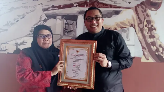 CEO PT Tama Cokleta Indonesia Kiki Gumer dengan piagam penghargaan IKM OVOP Bintang 5