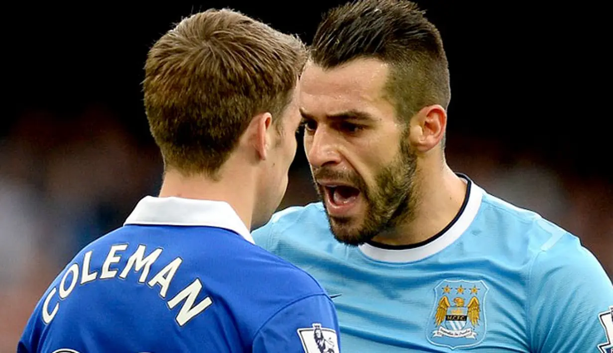 Alvaro Negredo bersitegang dengan Seamus Coleman pada pertandingan Liga Premier Inggris antara Manchester City vs Everton di Stadion Etihad, Manchester (05/10/2013). (AFP/Andrew Yates)