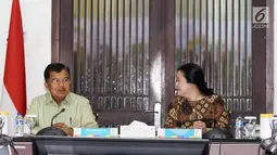 Wapres Jusuf Kalla berbincang dengan Menko PMK Puan Maharani disela rakor persiapan Asean Games 2018 di Jakarta, Senin (19/2). Poin tersebut yaitu transportasi, koneksi jaringan data, kordinasi internal dan kordinasi external. (Liputan6.com/Angga Yuniar)
