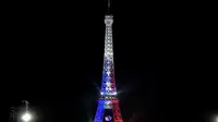Cahaya lampu Menara Eiffel mencerminkan warna bendera Prancis setelah negara itu lolos ke final Piala Eropa 2016. (AFP/Philippe Lopez)