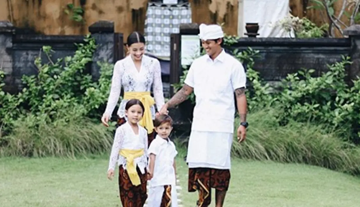 Potret keluarga Jenniger saat merayakan Hari Raya Galungan dan Kuningan. (Liputan6.com/IG/jenniferbachdim)