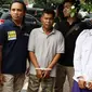 Petugas membawa dua terduga pelaku persekusi U dan M di Polda Metro Jaya, Jakarta, Jumat (2/6). Reskrim Polres Jaktim menangkap dua pelaku persekusi terhadap PMA, 15 tahun, karena diduga menghina FPI dan Rizieq Syihab. (Liputan6.com/Immanuel Antonius)