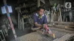 Pekerja menyelesaikan pembuatan furnitur di Jakarta, Rabu (20/11/2019). Kementerian Perindustrian (Kemenperin) menyatakan bakal terus memacu pertumbuhan produksi industri furnitur pada tahun ini kendati realisasinya kemungkinan lebih rendah ketimbang tahun lalu. (Liputan6.com/Faizal Fanani)
