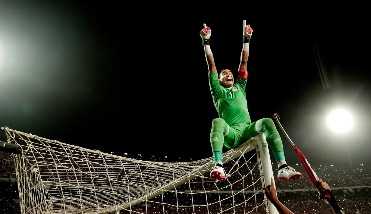 Kiper timnas Mesir, Essam El Hadary merayakan kemenangan atas Kongo pada pertandingan Kualifikasi Piala Dunia 2018 zona Afrika di Stadion Borg el-Arab, Minggu (8/10). Mesir berhasil kembali ke turnamen Piala Dunia setelah 28 tahun. (AP/Nariman El-Mofty)