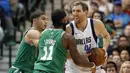 Pemain Dallas Mavericks, Dirk Nowitzki (kanan) mencoba menerobos pertahanan Boston Celtics  pada laga NBA basketball game di American Airlines Center, Dallas, (20/11/2017). Celtics menang 110-102. (AP/Tony Gutierrez)