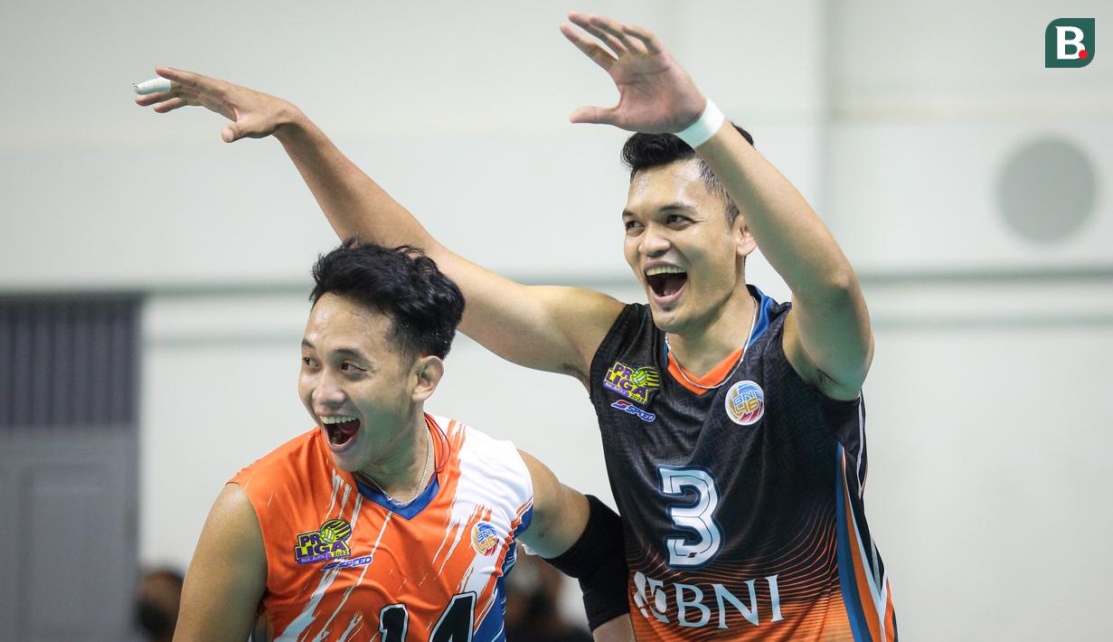Pemain Jakarta BNI 46, Sigit Ardian (kanan) dan Muhamad Syaifudin Najib melakukan selebrasi usai mencetak skor saat laga lanjutan PLN Mobile Proliga 2022 melawan Surabaya Bhayangkara Samator di GOR Padepokan Voli Jenderal Polisi Kunarto, Bogor, Jumat (14/01/2022). (Bola.com/Bagaskara Lazuardi)