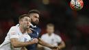 Pemain Prancis Olivier Giroud (kanan) berduel udara dengan pemain Inggris Garry Cahil (kiri) pada laga Persahabatan di Stadion Wembley, London, Rabu(18/11/2015) dini hari WIB. (AFP Photo/Adrian Dennis)
