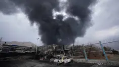 Kepulan asap tebal membubung dari fasilitas penyimpanan minyak yang terkena serangan AS-Israel pada Sabtu 7 Maret 2026 malam di Teheran, Iran, Minggu 8 Maret 2026. Militer Israel kembali melancarkan serangan udara yang menargetkan sejumlah fasilitas infrastruktur energi di Iran, khususnya di wilayah Teheran dan sekitarnya. (AP Photo/Vahid Salemi)