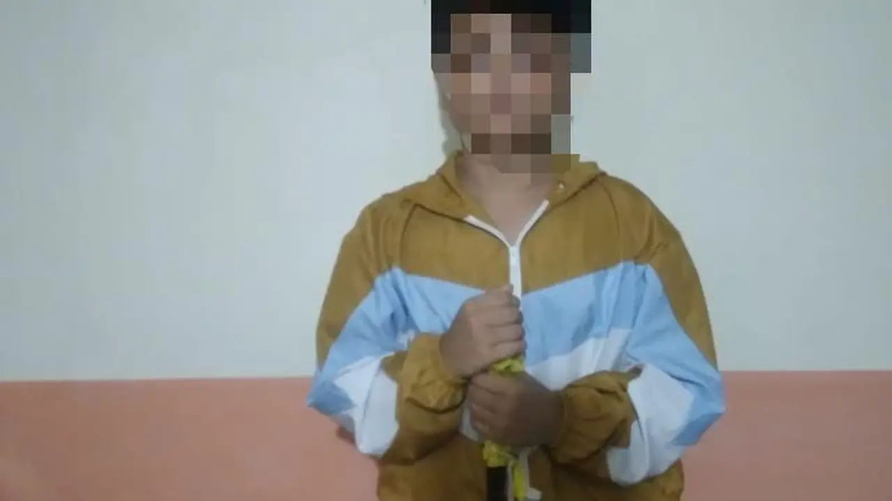 Afif Maulana berpose memegang pedang panjang. (Merdeka.com/Bachtiarudin Alam)