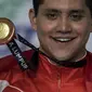 Perenang Singapura, Joseph Schooling, meraih emas SEA Games cabang renang nomor 200 meter kupu-kupu di National Aquatic Stadium, Kuala Lumpur, Rabu (23/8/2017). Schooling meraih emas dengan catatan waktu 51,38 detik. (Bola.com/Vitalis Yogi Trisna)