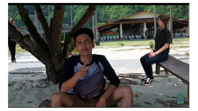 Pria Ini Minta Fotonya Diedit agar Punya Pasangan, 7 Hasilnya Bikin Elus Dada