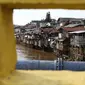 Suasana pemukiman padat penduduk di kawasan bantaran kali Ciliwung, Jakarta, Kamis (16/4/2020).  Menko Bidang Perekonomian Airlangga Hartarto mengungkap proyeksi pemerintah terhadap angka kemiskinan naik dari 9,15 persen menjadi 9,59 persen akibat pandemi COVID-19. (Liputan6.com/Helmi Fithriansyah)