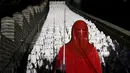Seorang pria mengenakan kostum Imperial Royal Guard berpose depan lima ratus replika Stormtroopers di Tembok Besar Cina, Selasa (20/10/2015).  Hal ini dilakukan untuk promosi film terbaru Star wars yangt berjudul "The Force Awakens". (REUTERS/Jason Lee)