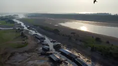 Rumah-rumah dan perahu-perahu terapung terdampar di dasar danau Puraquequara yang kering di tengah kekeringan parah, di Manaus, negara bagian Amazonas, Brasil, Kamis, 5 Oktober 2023. (AP Photo/Edmar Barros)