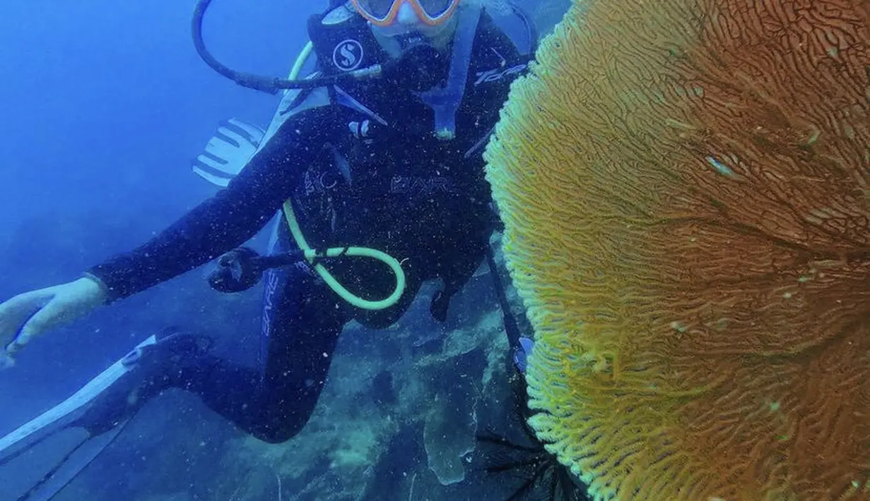 Prilly juga mengunggah potret dirinya di bawah laut untuk pertama kalinya. Dengan mengunakan pakaiak lengkap untuk menyelam. (@prillylatuconsina96)